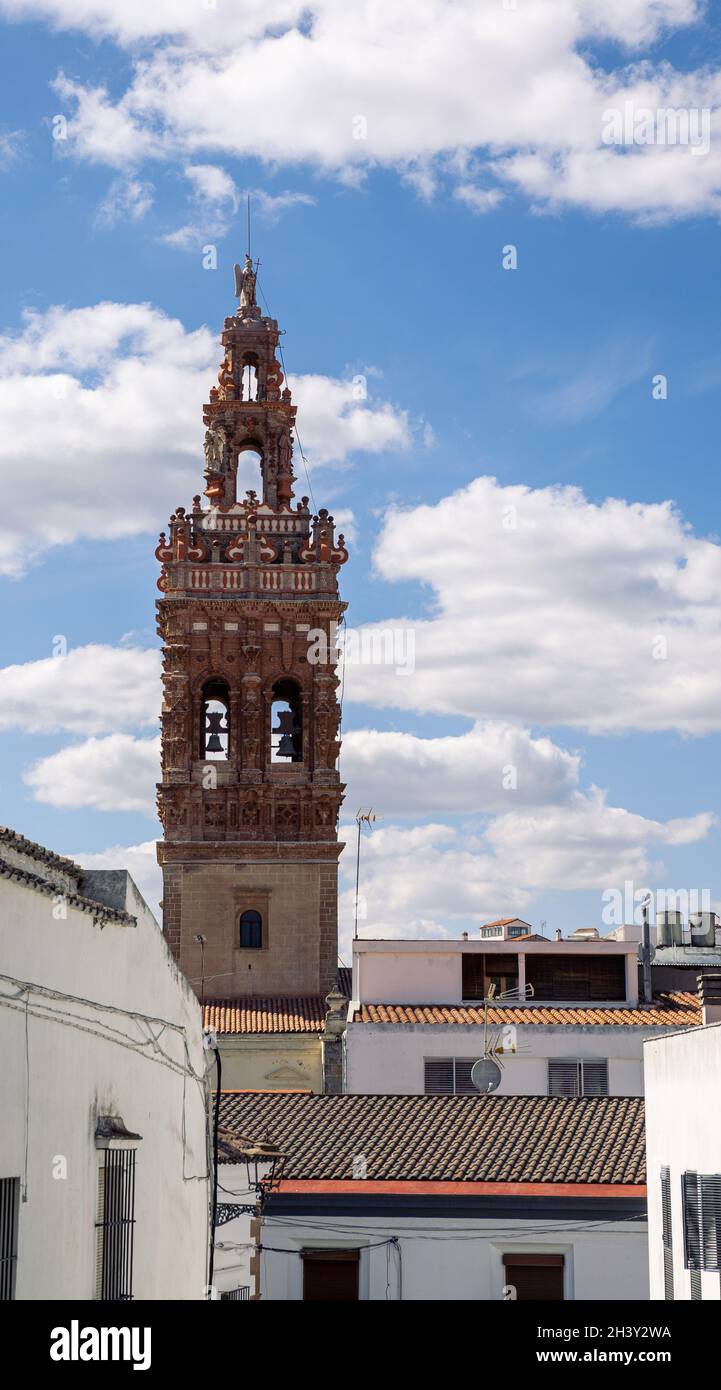 Vista della chiesa cattolica situata nella città spagnola di Jerez de los Caballeros, una famosa e monumentale città della provincia di Badajoz in Estremadura, Spagna Foto Stock
