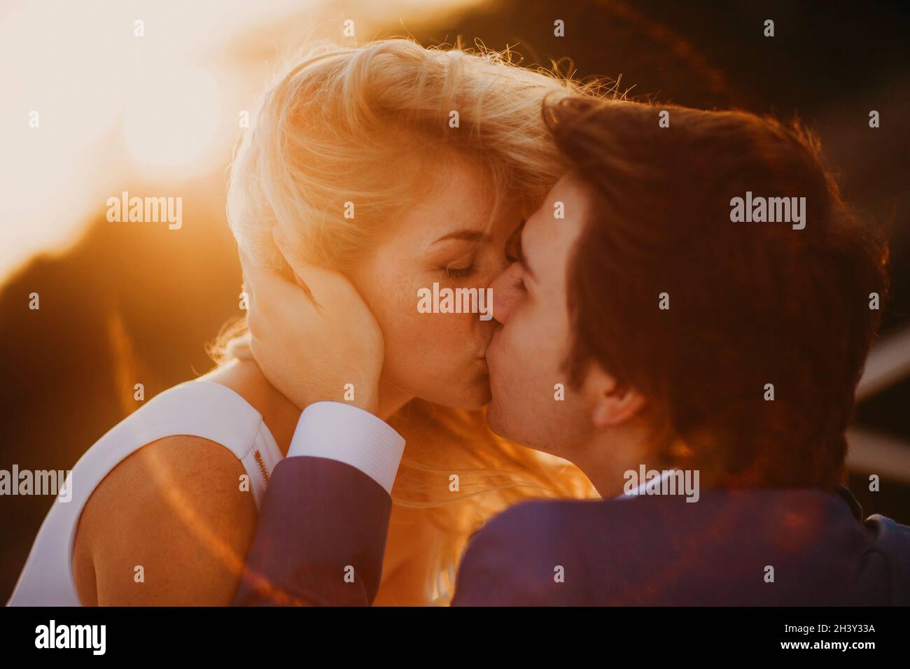 Coppia di nozze sposa e sposo bacia insieme per sempre Foto Stock