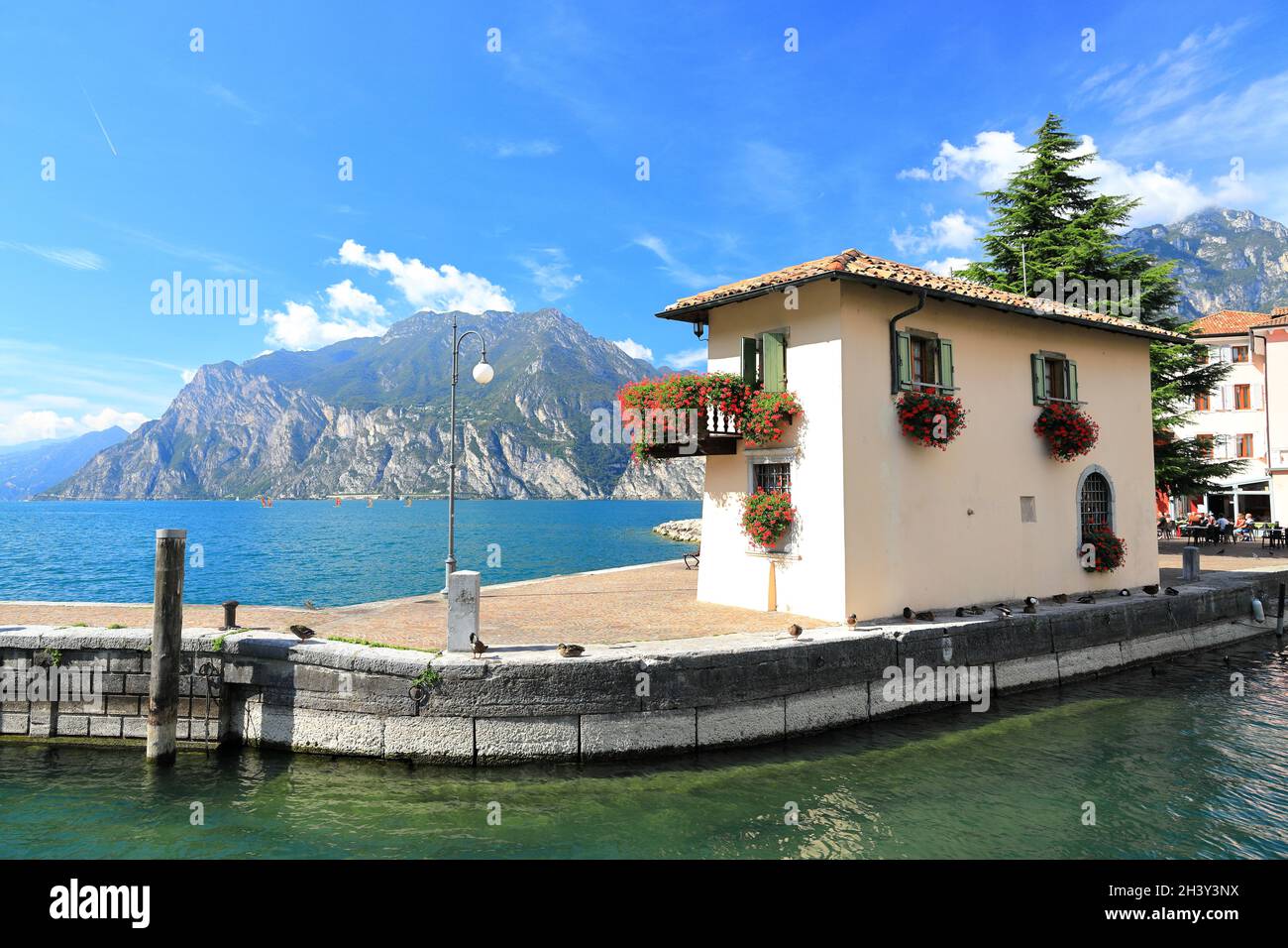 Nago-Torbole sulla sponda nord del Lago di Garda. Trentino, Italia settentrionale, Europa. Foto Stock