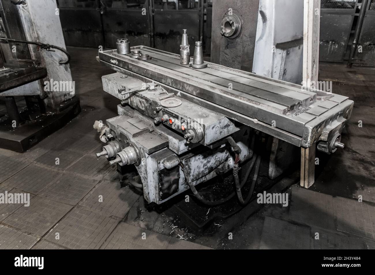 Vecchie macchine di fresatura orizzontale e utensili per la lavorazione del metallo nell'officina di un impianto industriale. Foto Stock