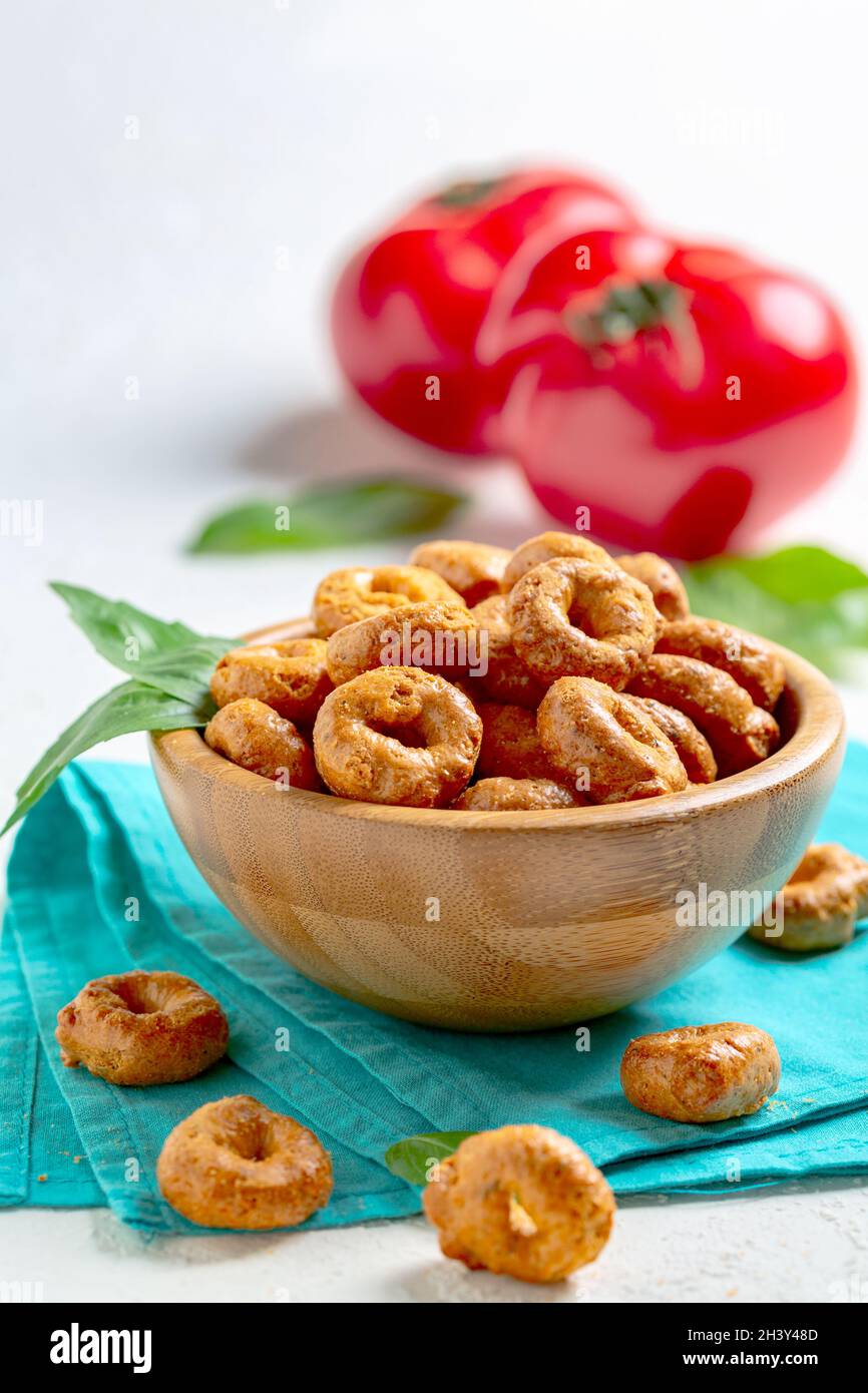 Spuntino tradizionale italiano - taralli. Foto Stock