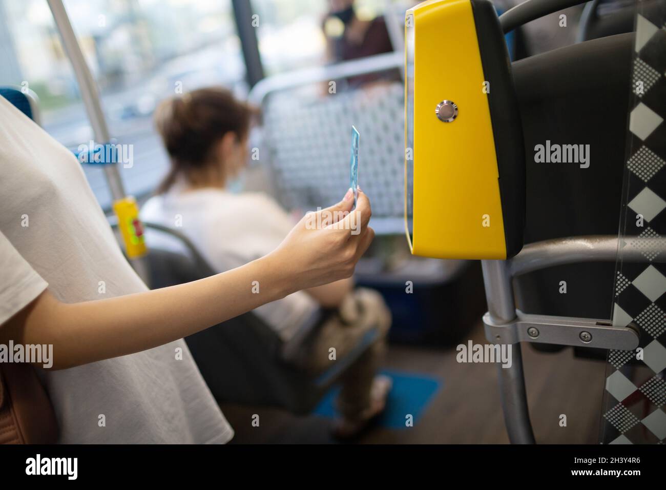 Donna asiatica che paga senza mezzi termini con carta di plastica per il trasporto pubblico in autobus Foto Stock