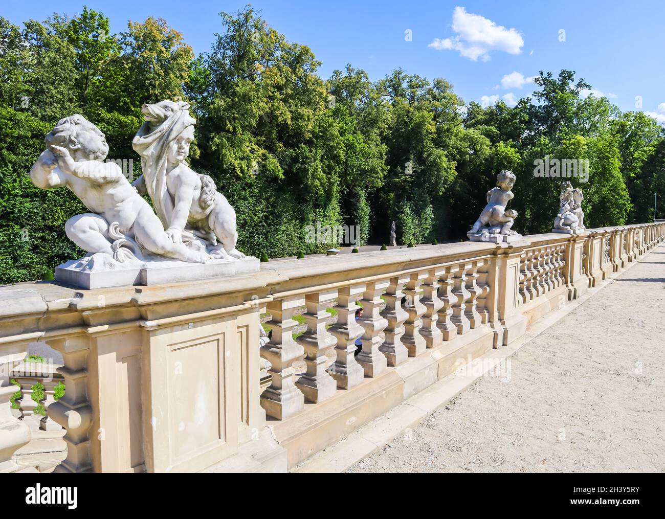 Varsavia / Polonia - Agosto 04 2019: Sculture e balaustre nel giardino del Palazzo reale di Wilanow. Residenza del re Giovanni II Foto Stock