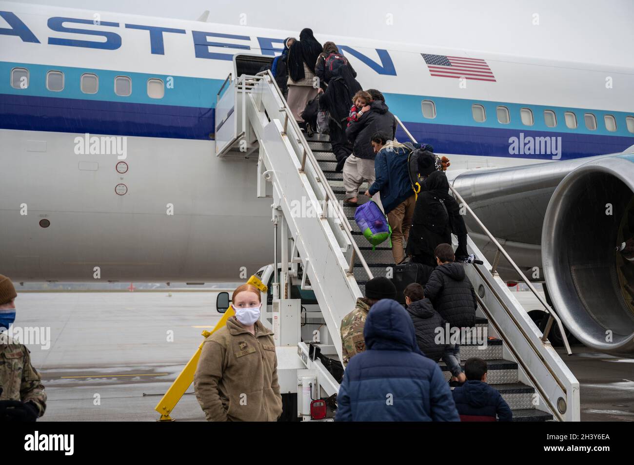 Gli evacuati afghani salpano sul volo finale di andata verso gli Stati Uniti dalla base aerea di Ramstein, Germania, 30 ottobre 2021. I professionisti dell’intelligence, dell’applicazione della legge e del antiterrorismo hanno condotto controlli e controlli di sicurezza per tutti gli afghani prima della loro partenza. Questo volo ha segnato il completamento del ruolo di Ramstein nel più grande ponte aereo umanitario della storia. (STATI UNITI Air Force foto di Senior Airman Milton Hamilton) Foto Stock