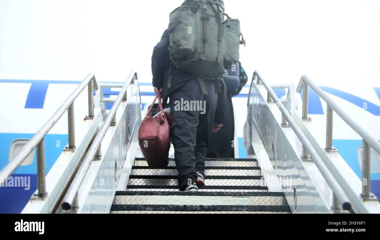 Gli evacuati afghani salirono a bordo dell'ultimo volo per gli Stati Uniti dalla base aerea di Ramstein, Germania, 30 ottobre 2021. La maggior parte degli evacuati partì entro il 17 ottobre, ma un piccolo numero rimase a Ramstein dopo aver testato il COVID-19 durante uno screening pre-partenza. Quei pazienti e le loro famiglie sono stati messi in isolamento fino a quando non era sicuro viaggiare. (STATI UNITI Air Force foto di staff Sgt. Philip Bryant) Foto Stock