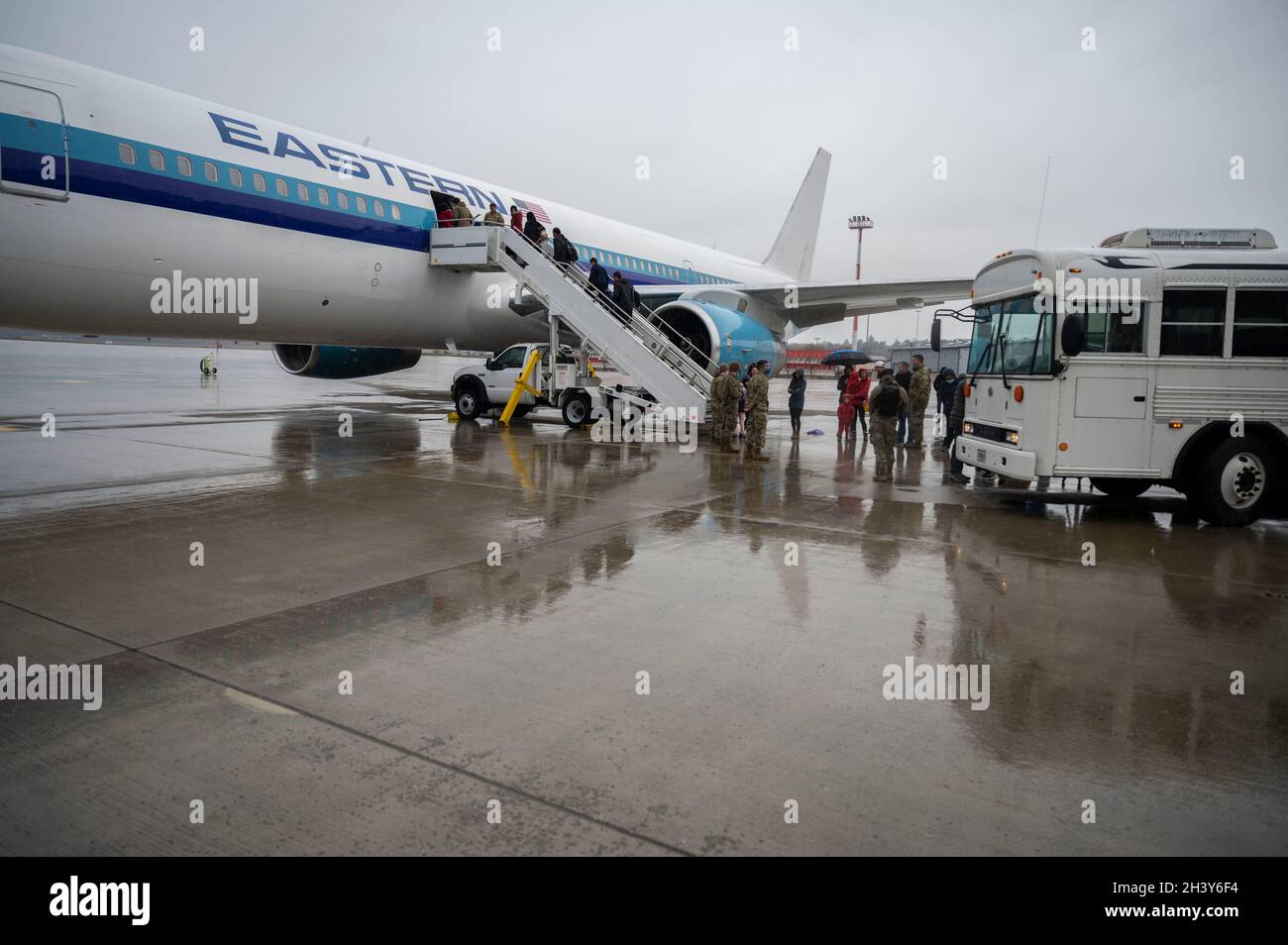 Gli evacuati afghani salirono a bordo dell'ultimo volo per gli Stati Uniti dalla base aerea di Ramstein, Germania, 30 ottobre 2021. Più di 34,800 evacuati afghani hanno attraversato Ramstein dall'agosto 20, come parte dell'operazione di evacuazione non combattente condotta dallo Stato. Questo volo ha segnato il completamento del ruolo di Ramstein nel più grande ponte aereo umanitario della storia. (STATI UNITI Air Force foto di Senior Airman Milton Hamilton) Foto Stock