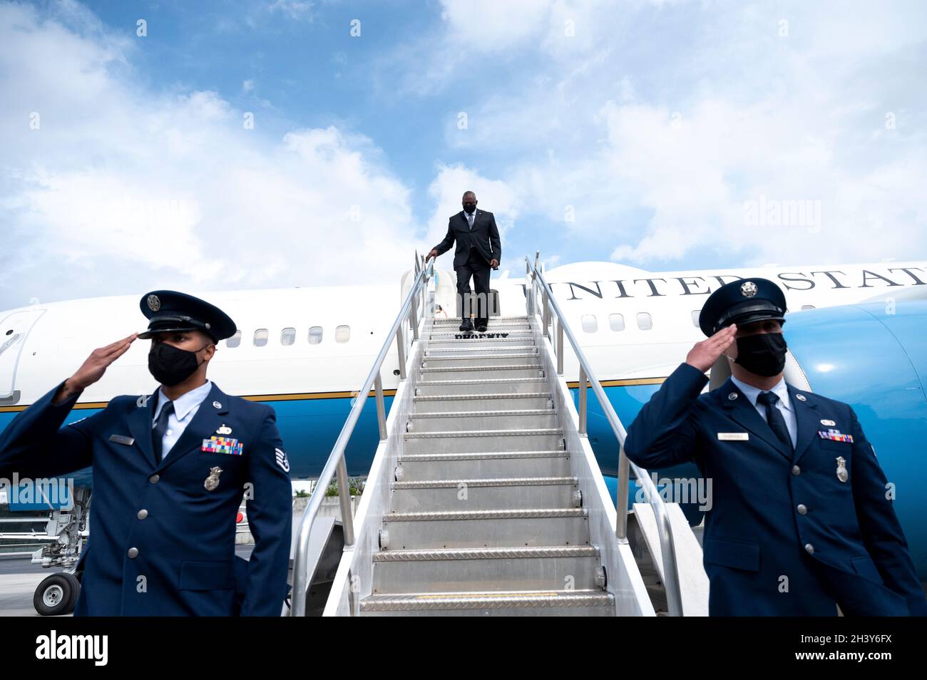 Il Segretario della Difesa Lloyd J. Austin III arriva a Miami, FLA, per il cambio di comando al comando del Sud degli Stati Uniti, 29 ottobre 2021. (Foto DOD di Lisa Ferdinando) Foto Stock