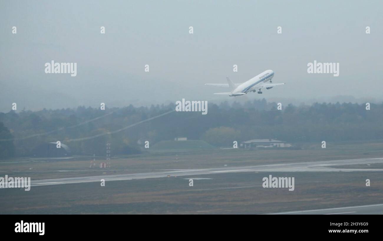 Gli evacuati dall'Afghanistan salirono a bordo dell'ultimo volo per gli Stati Uniti dalla base aerea di Ramstein, Germania, 30 ottobre 2021. La maggior parte degli evacuati partì entro il 17 ottobre, ma un piccolo numero rimase a Ramstein dopo aver testato il COVID-19 durante uno screening pre-partenza. Quei pazienti e le loro famiglie sono stati messi in isolamento fino a quando non era sicuro viaggiare. (STATI UNITI Air Force foto di staff Sgt. Philip Bryant) Foto Stock