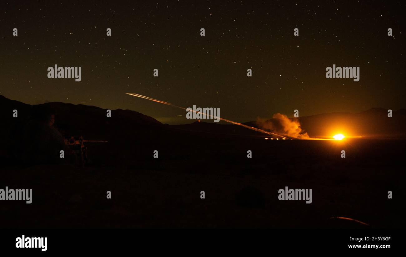 I Marines degli Stati Uniti con il terzo battaglione, il secondo reggimento marino, la seconda divisione marina, osservano il sostegno dell'aria stretta durante l'esercitazione di coordinamento di supporto del fuoco (FSCEX), un subevento dell'esercitazione integrata di addestramento 1-22 al centro di combattimento di terra dell'aria del corpo marino, il Palms di Twentynine, la California, il 5 ottobre 2021. FSCEX è stato progettato per sfidare la Marine Air Ground Task Force, altre forze e nazioni partner statunitensi e la capacità dei militari di coordinare un'ampia gamma di ordigni esplosivi e di alto calibro da più piattaforme terrestri e aeree, garantendo il successo su un campo di battaglia moderno. (STATI UNITI Foto del corpo marino di Lance CPL. Foto Stock