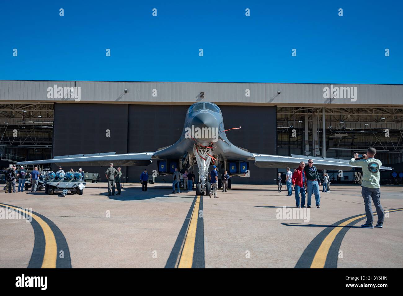 I membri dell'equipaggio del veterano B-1B Lancer si riuniscono intorno a un Bomber B-1 durante un tour di riunione dell'equipaggio B-1 alla base dell'aeronautica di Dyess, Texas, 29 ottobre 2021. Il B-1 ha il carico utile interno più grande di qualsiasi bombardiere negli Stati Uniti Air Force. (STATI UNITI Air Force foto di Senior Airman Reilly McGuire) Foto Stock