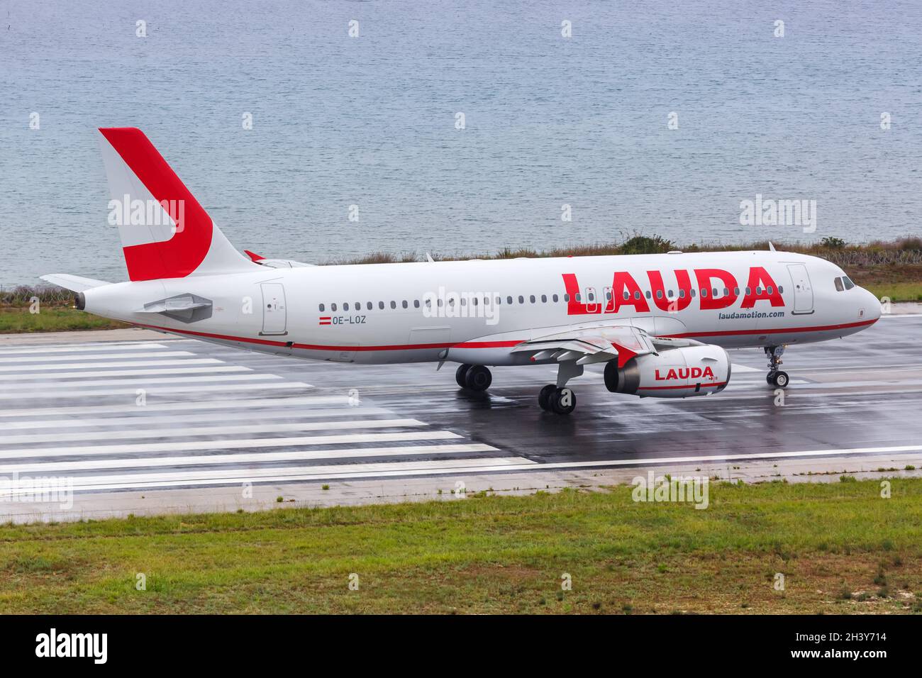 Lauda Airbus A320 aereo Aeroporto di Corfu in Grecia Foto Stock