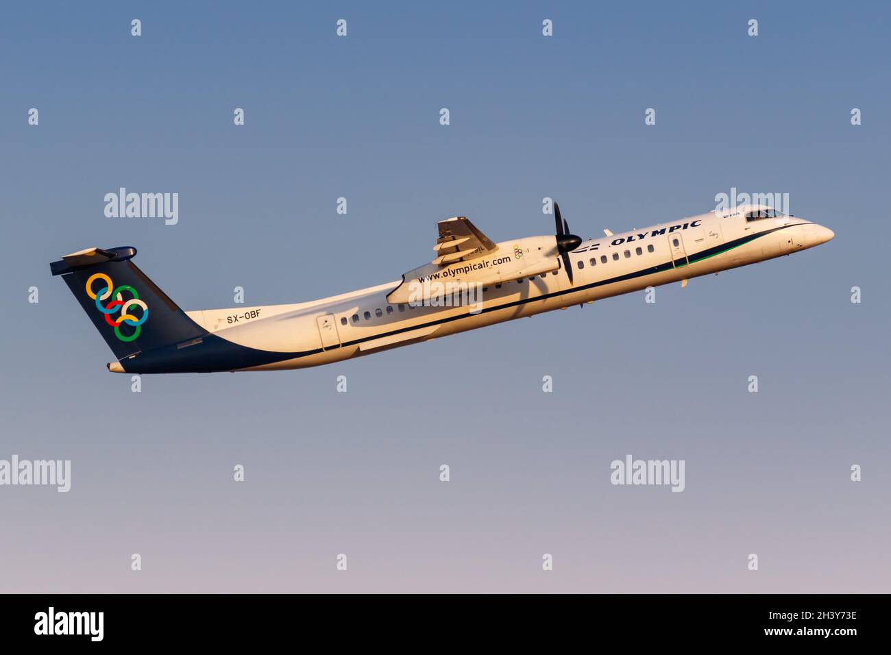 Olympic Air Bombardier DHC-8-400 Aircraft aeroporto di Atene Foto Stock
