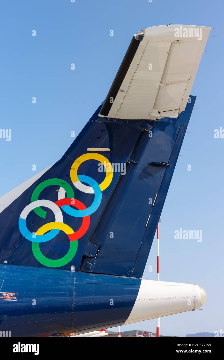 Olympic Air ATR 42-600 velivolo coda verticale aeroporto di Atene in Grecia Foto Stock
