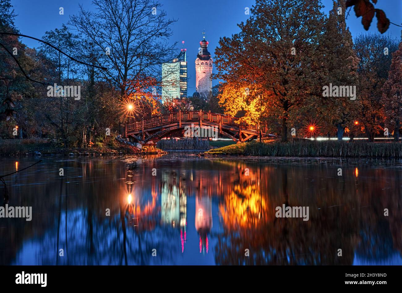 Autunno a Lipsia con vista da Johannapark al nuovo municipio e alla città-Hocheo. Foto Stock