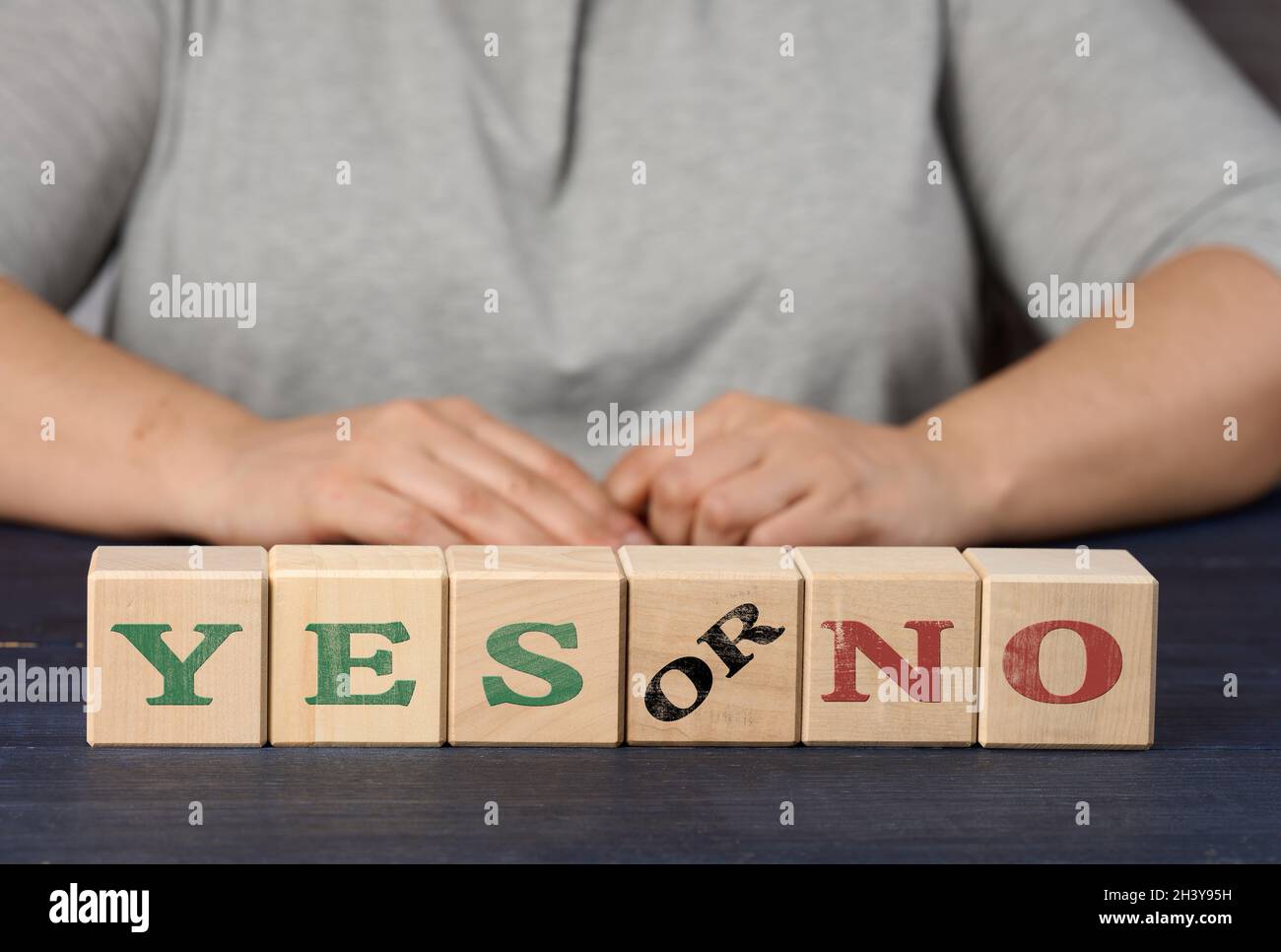 Cubetti di legno con l'iscrizione sì e no su sfondo nuda. Il concetto di analisi e scelta della decisione giusta Foto Stock