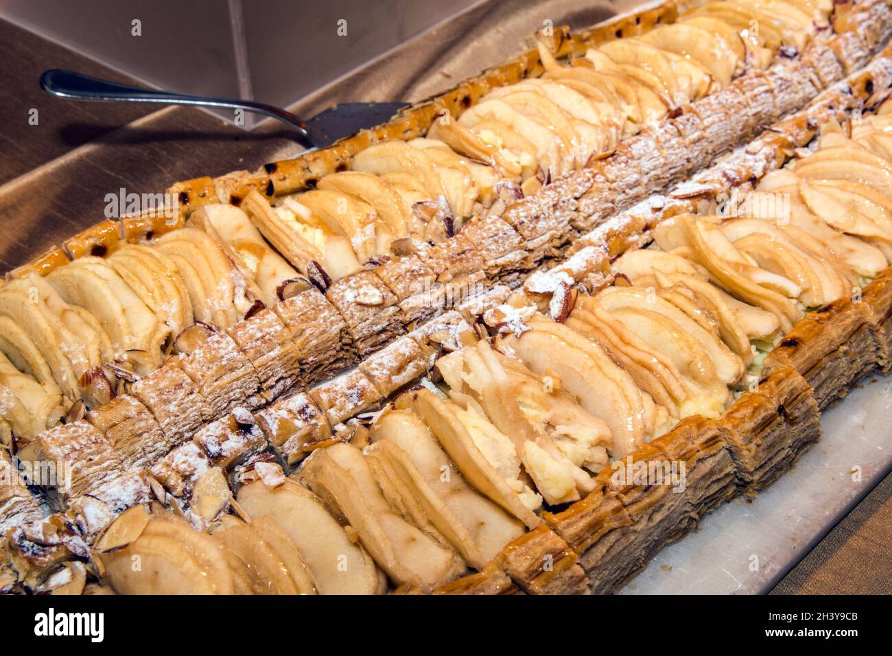 In occasione di un evento viene servita una torta di mele al buffet di dessert. Foto Stock