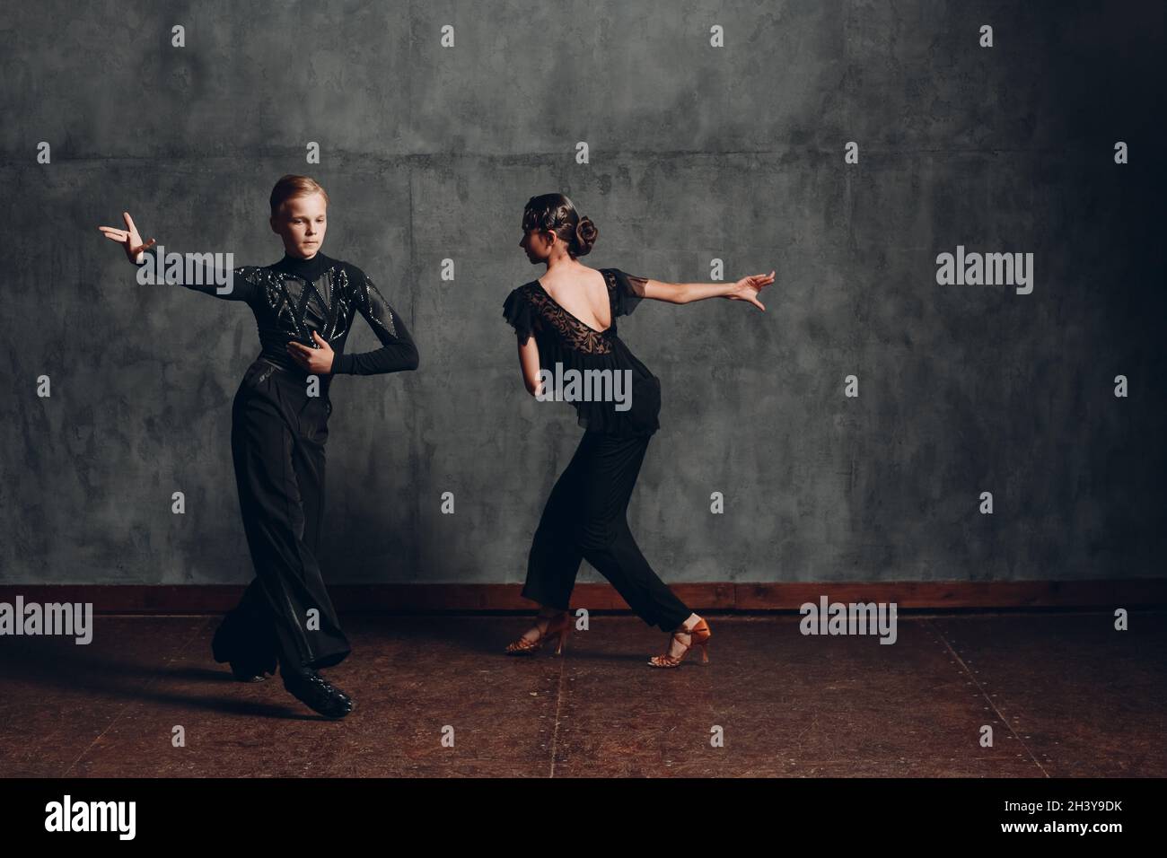 Giovane coppia ballando samba. Ballo latino sala. Foto Stock