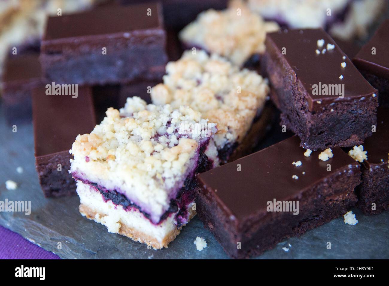 In occasione di un evento è disponibile un assortimento di dessert. Foto Stock