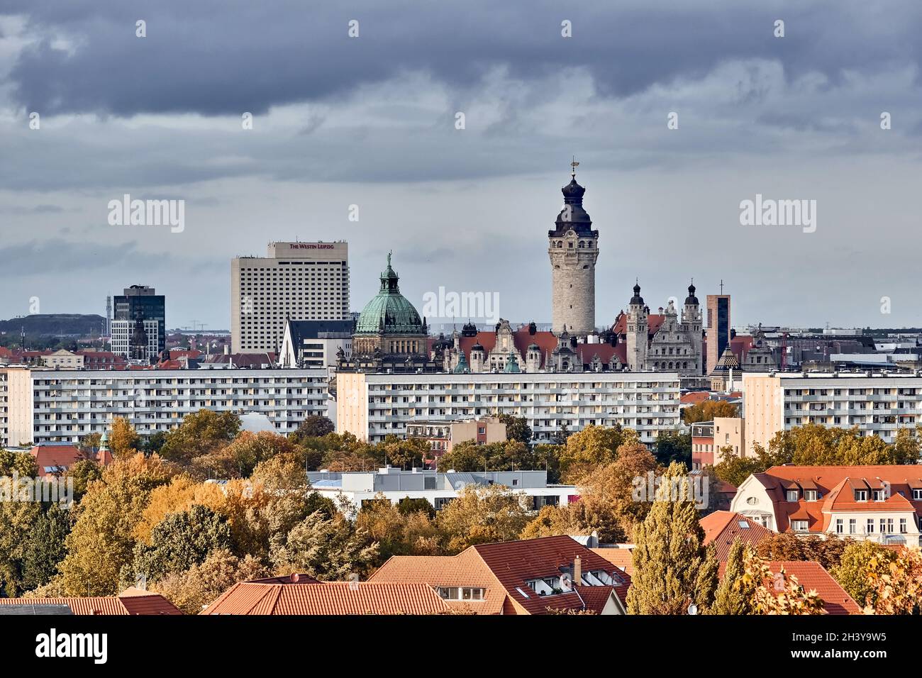 Autunno a Lipsia con il Westin Hotel, il Tribunale amministrativo federale, il nuovo municipio e molto altro ancora. Foto Stock