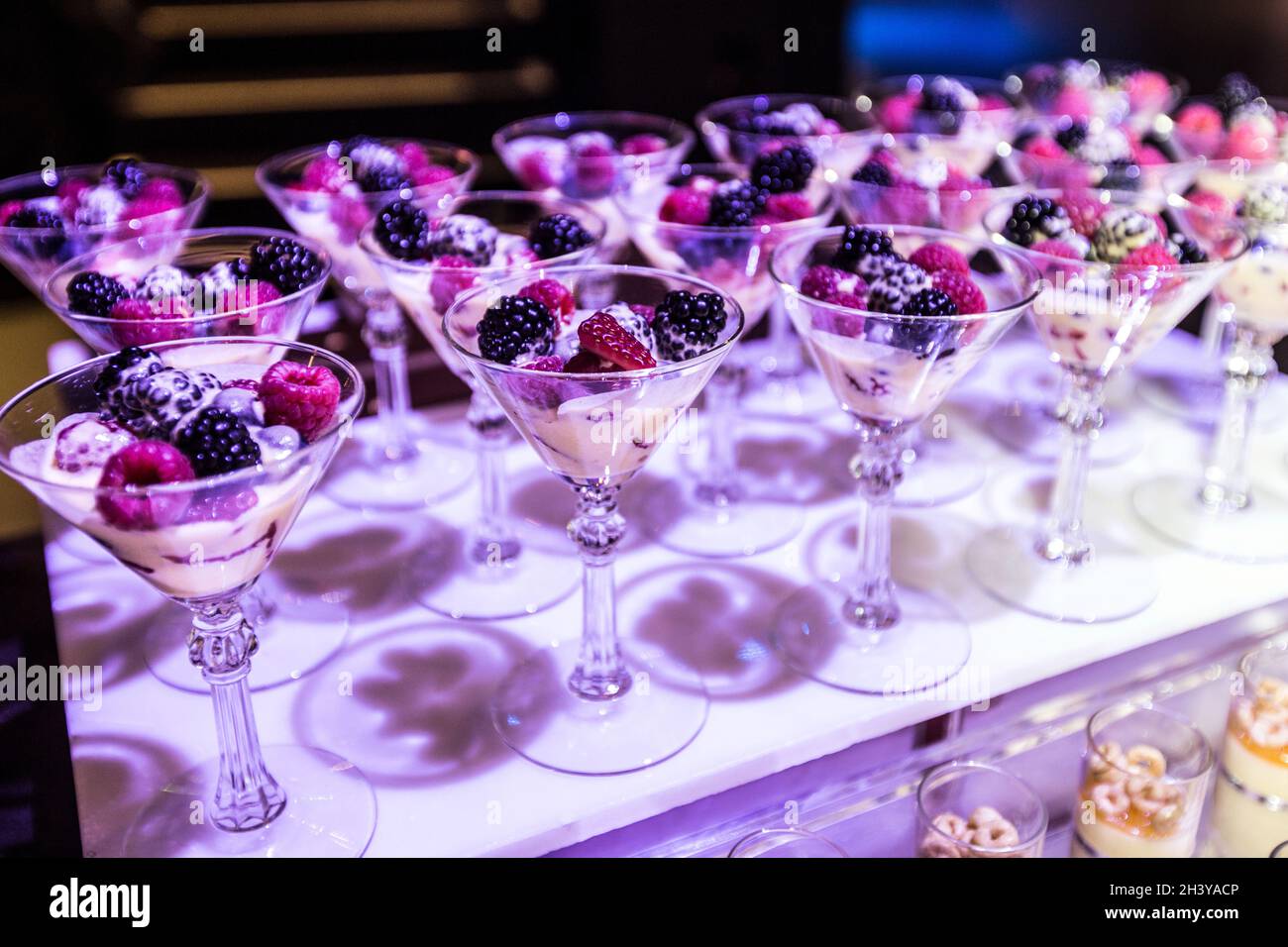 Un'insalata di frutta con crema alla vaniglia è in mostra presso un bar dessert durante un evento. Foto Stock