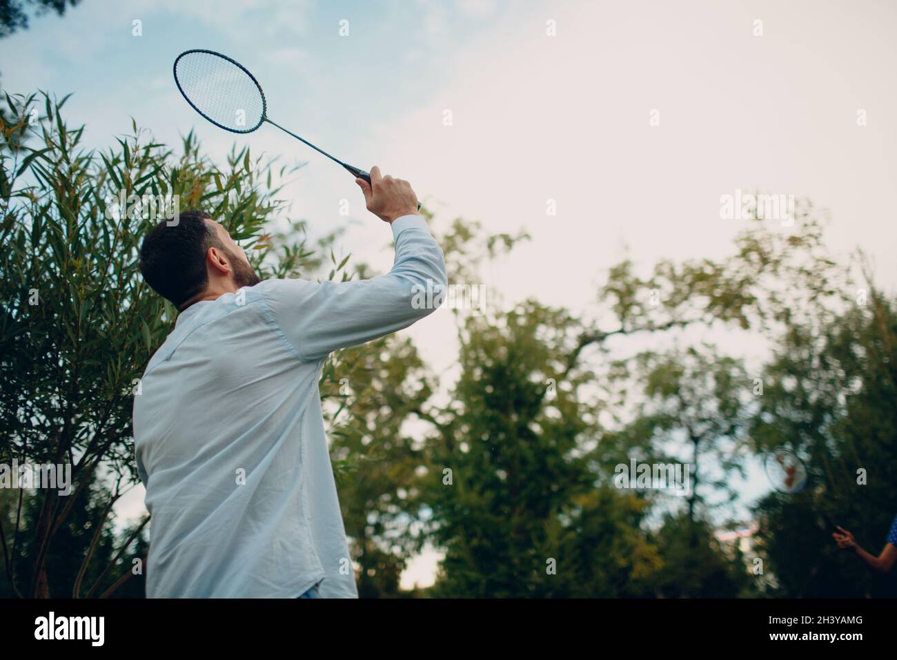 Giovane coppia adulta che gioca a badminton nel parco Foto Stock