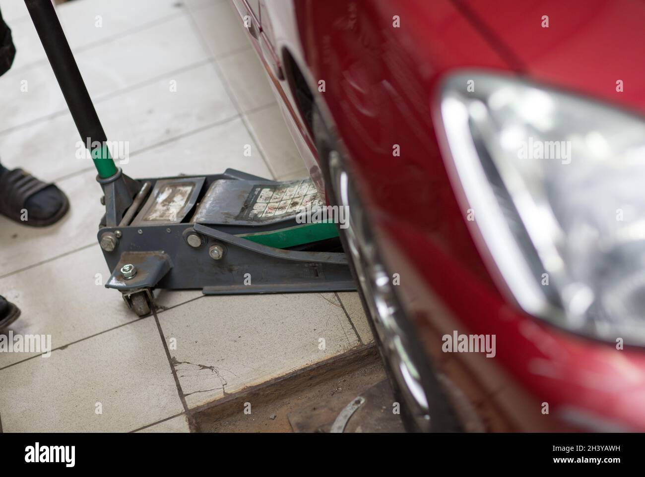 Martinetto idraulico per auto per sollevare l'auto in riparazione Foto Stock