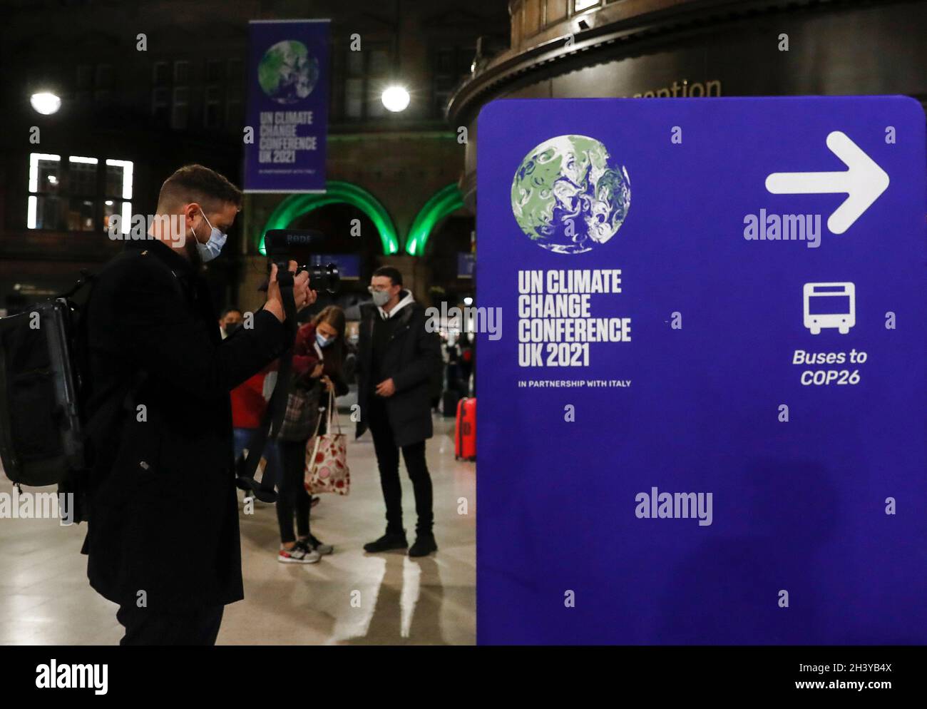 Glasgow, Regno Unito. 30 Ott 2021. Un uomo film alla stazione ferroviaria centrale di Glasgow a Glasgow, Scozia, Regno Unito il 30 ottobre 2021. La 26a Conferenza delle parti sul cambiamento climatico delle Nazioni Unite (COP26) è prevista a Glasgow, Scozia, dal 31 ottobre al 12 novembre. Questo è il primo di questo tipo dall'entrata in vigore dell'accordo di Parigi. Credit: Han Yan/Xinhua/Alamy Live News Foto Stock