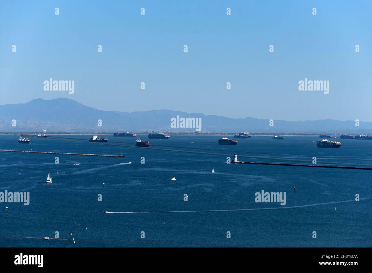 Barche a vela nel porto con navi da carico e container in attesa di entrare nel porto di Los Angeles durante il backlog della catena di approvvigionamento Foto Stock