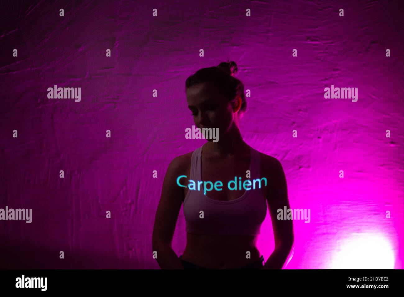 Giovane donna adulta con parole Carpe Diem tradotto dal latino come Seize il giorno sul suo corpo Foto Stock