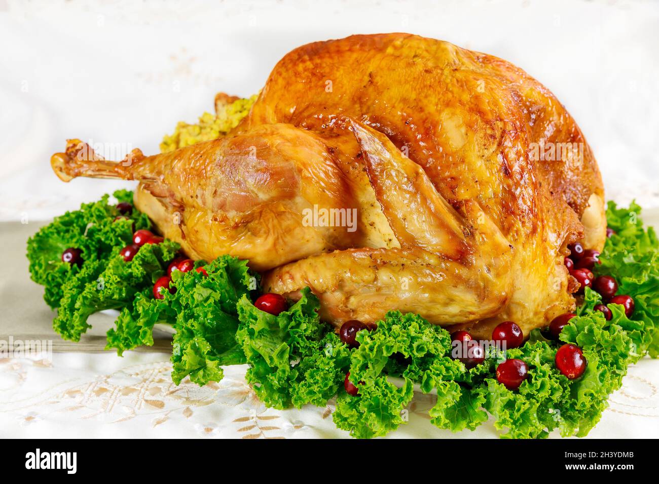tacchino arrosto con mirtilli sul tavolo di natale. Foto Stock
