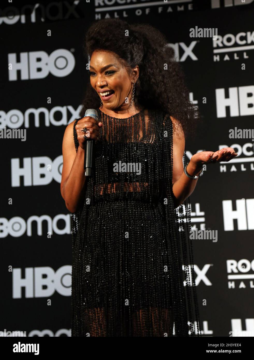 Cleveland, Stati Uniti. 30 Ott 2021. L'attrice, Angela Bassett, parla ai media presso la Rocket Mortgage Field House durante la cerimonia di induzione Rock and Roll Hall of Fame 2021 a Cleveland, Ohio, sabato 30 ottobre 2021. Foto di Aaron Josefczyk/UPI Credit: UPI/Alamy Live News Foto Stock