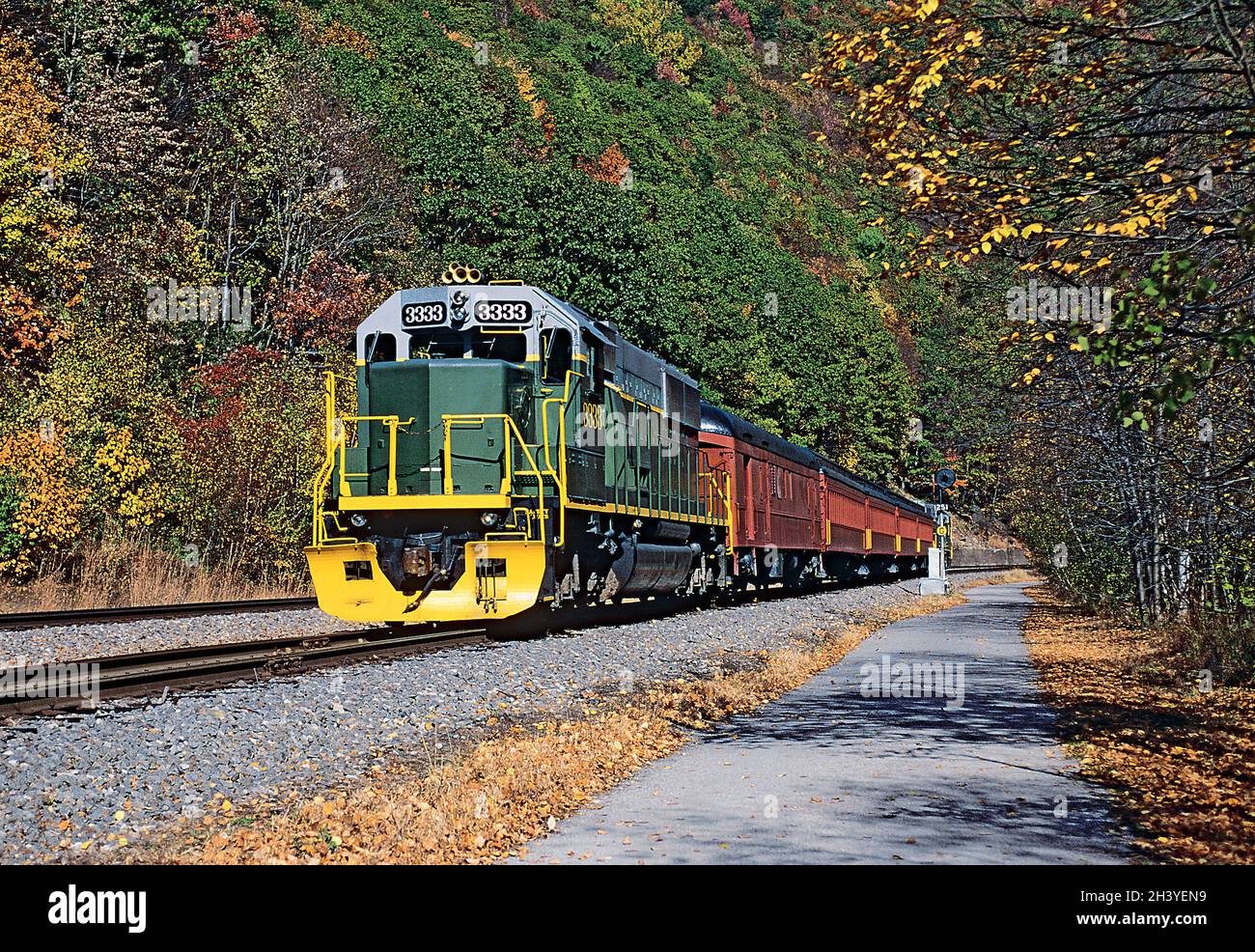 Escursione in treno in autunno con foglie colorate Foto Stock