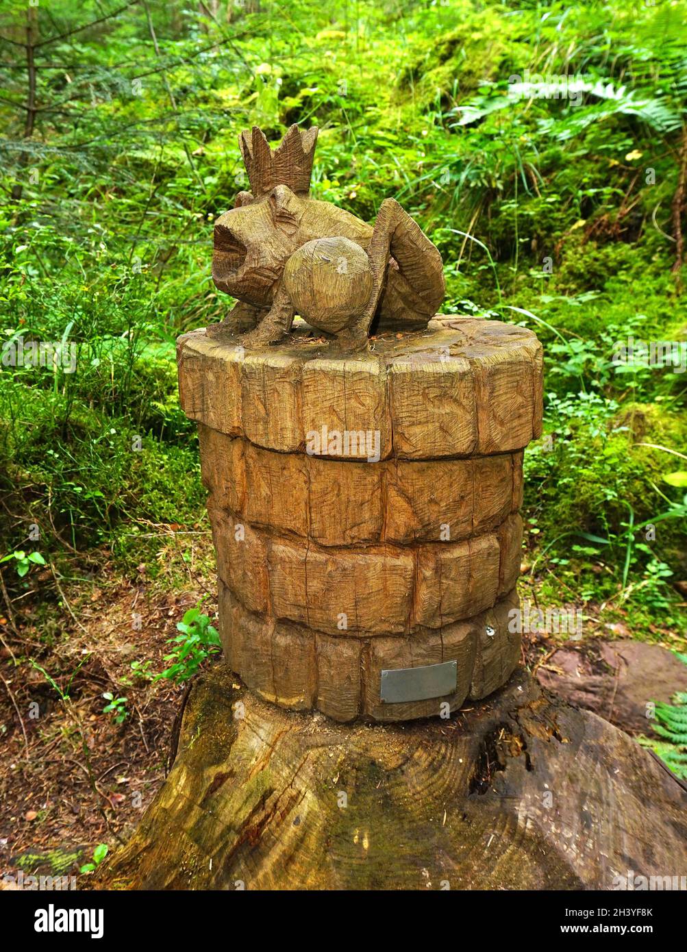 Scultura in legno rana principe nella foresta fiabesca, foresta nera, germania Foto Stock