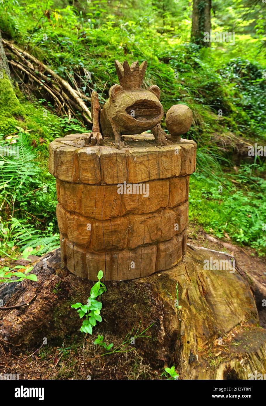 Scultura in legno rana principe nella foresta fiabesca, foresta nera, germania Foto Stock
