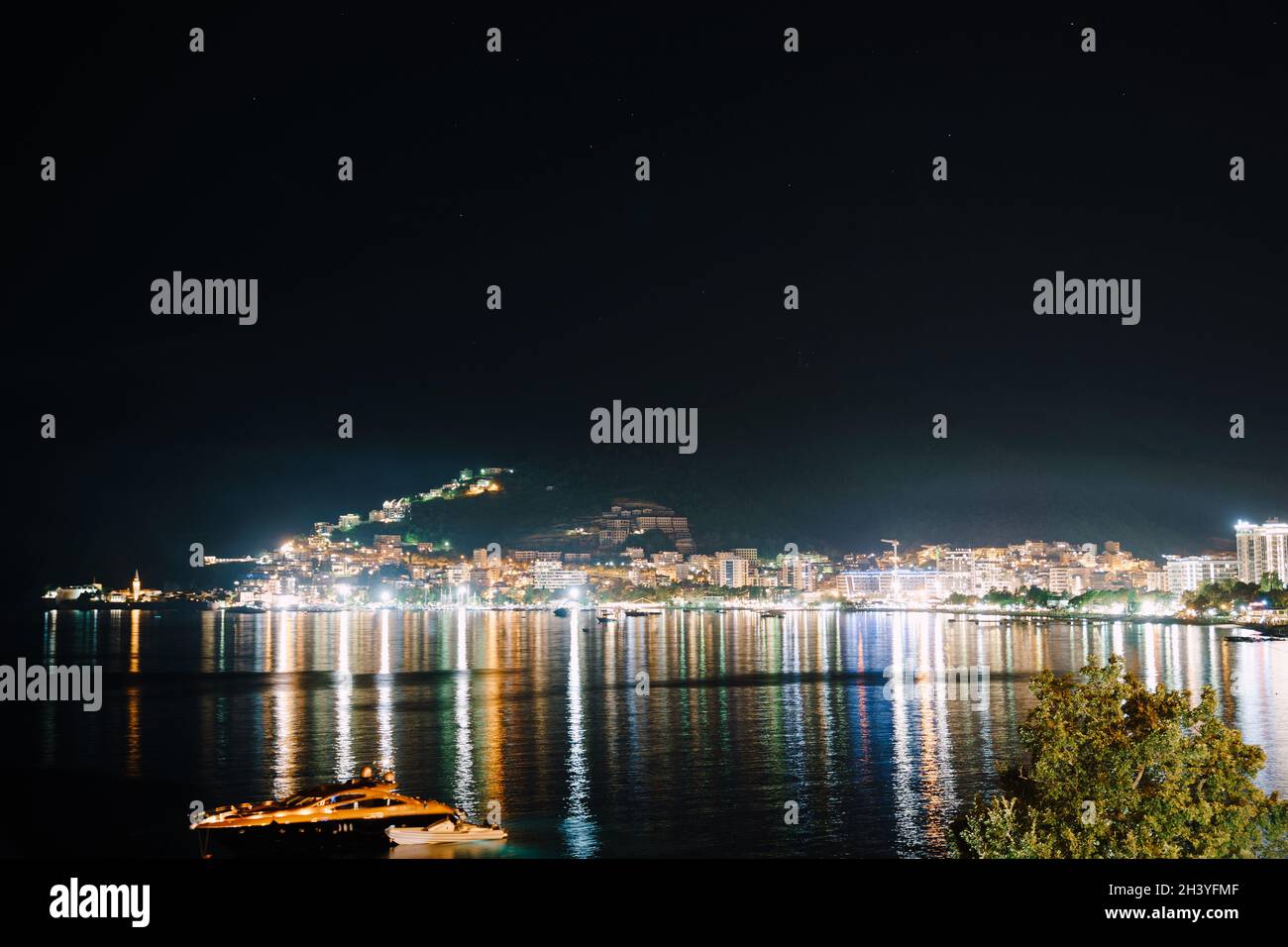 Luci della città notturna di Budva, Montenegro. Foto Stock