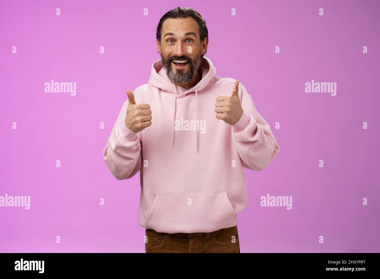 Energizzato supporto felice hipster maturo ragazzo bearded grigio capelli mostra pollici su gesto sì approvazione segno totalmente d'accordo Foto Stock