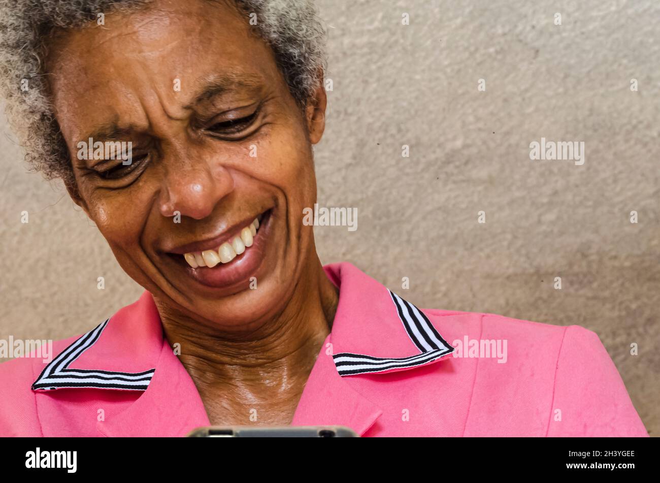 Donna anziana giamaicana sorridente Foto Stock