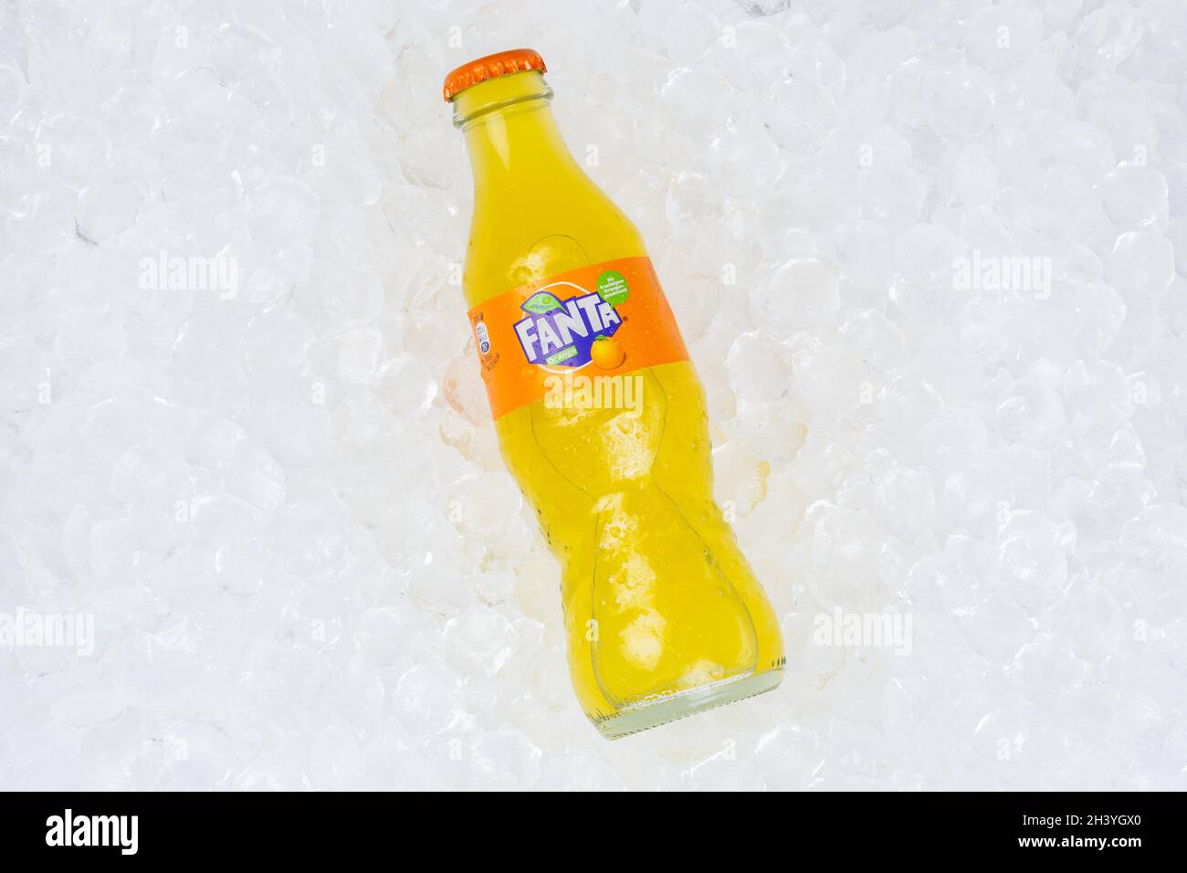 Fanta Orange Lemonade Soft drink bottiglia ghiaccio cubo Foto Stock