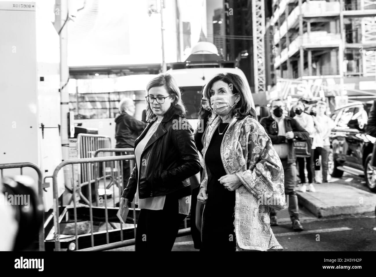 New York, NY - 30 ottobre 2021: Il governatore dello stato di New York Kathy Hochul arriva per Diwali - festa delle luci celebrazione su Times Square Foto Stock