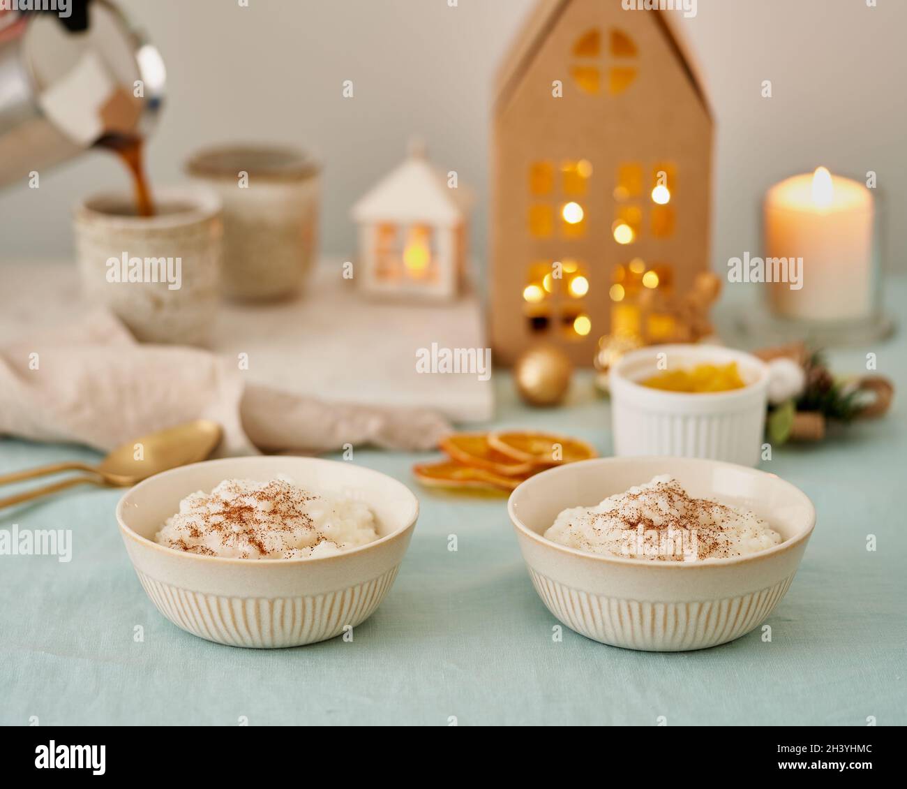 Il caffè viene versato da una macchina per il caffè alla tazza. Cibo di Natale. Budino di riso Foto Stock