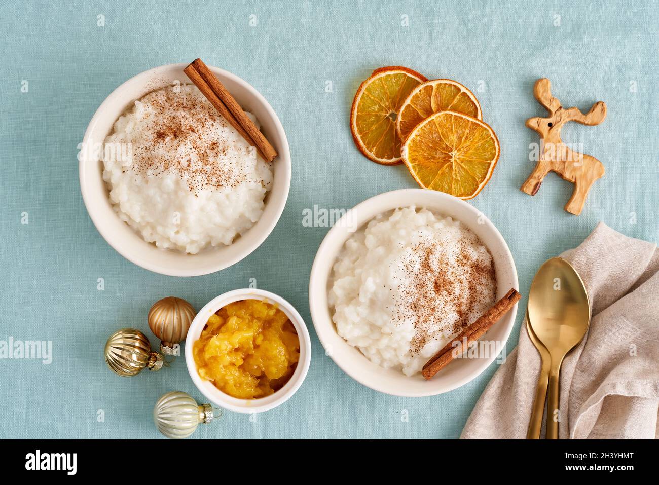 Comfort invernale cibo con decorazione natalizia su tessuti di lino a colori. Budino di riso. Foto Stock