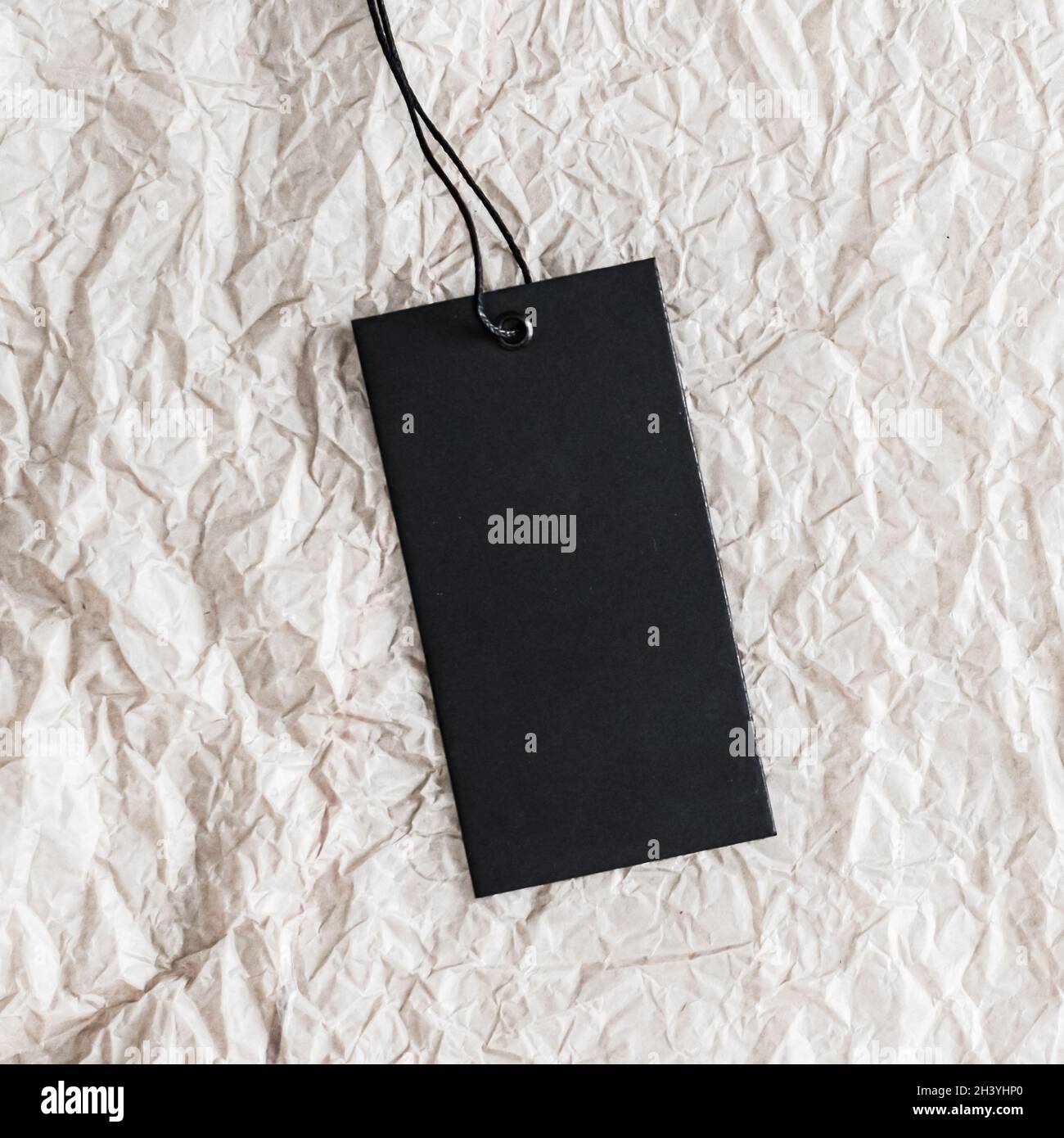 Etichetta verticale nera su carta bianca come sfondo ecologico, materiale organico, moda sostenibile e marchio con Foto Stock