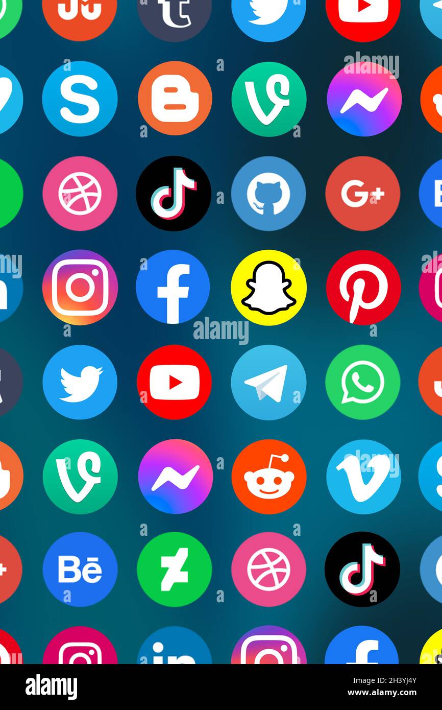 Logo delle icone dei social media social network Facebook, Instagram, YouTube, Twitter e WhatsApp in formato ritratto su Internet Foto Stock