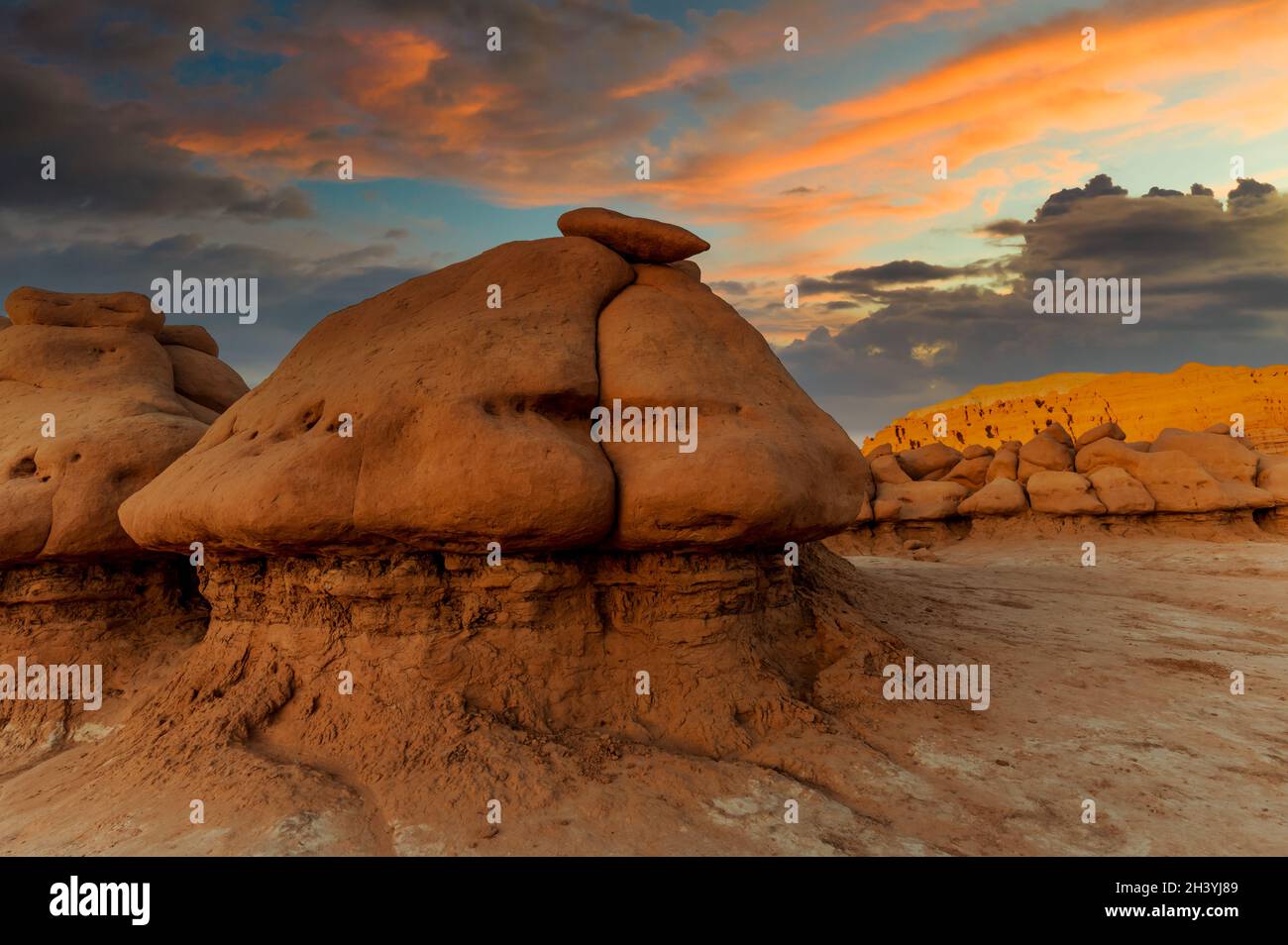 Al crepuscolo, torreggianti hoodoos alla Goblin Valley nello Utah Foto Stock