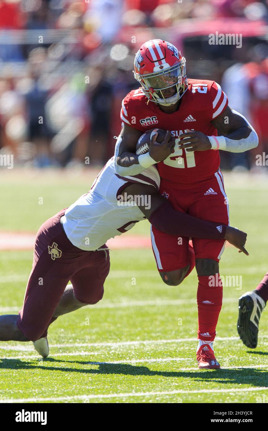 Louisiana-Lafayette Ragin Cajuns running back Chris Smith (21) è affrontato dal Texas state Bobcats linebacker London Harris (27), Sabato, 30 ottobre 202 Foto Stock