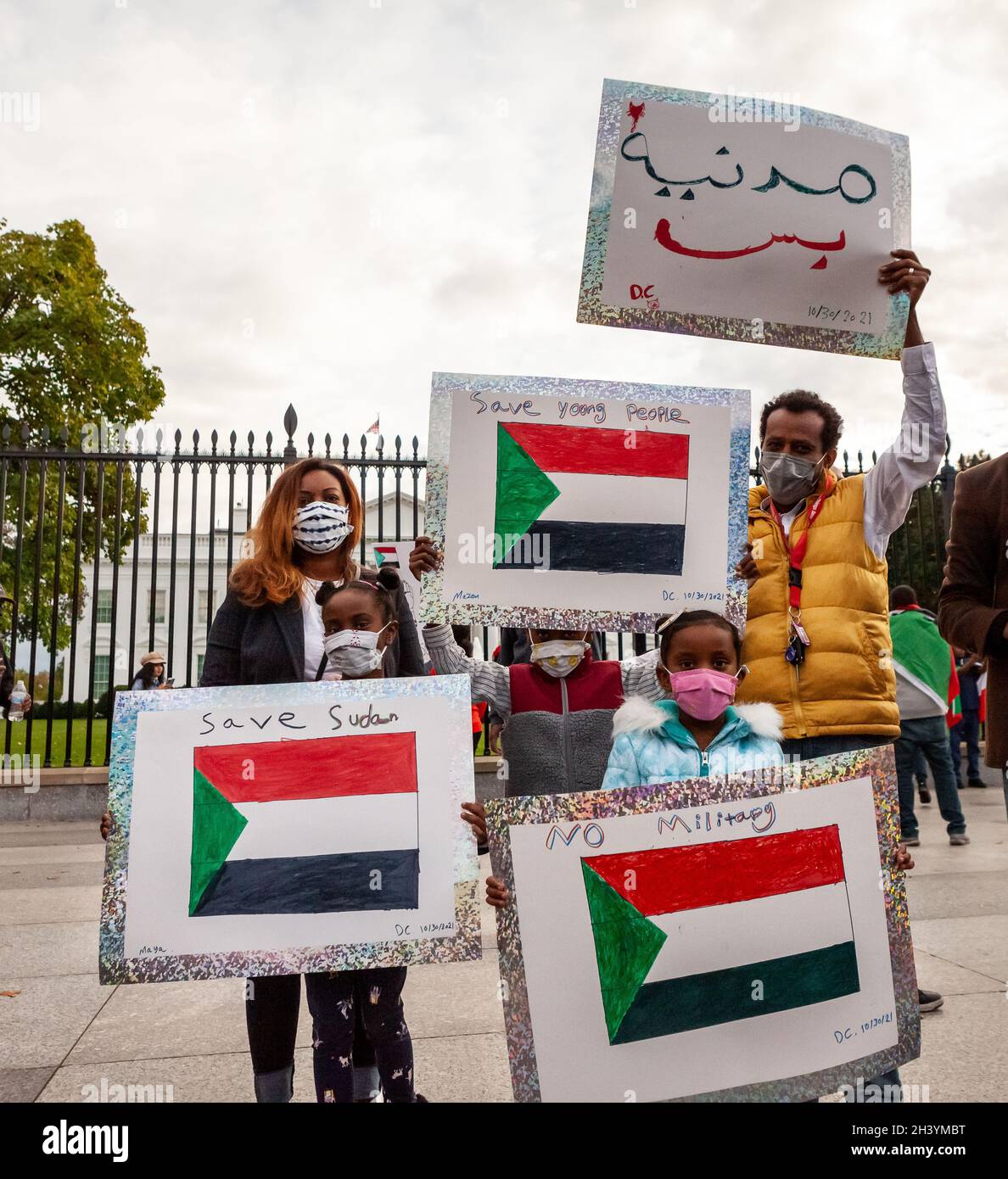 Washington, DC, USA, 30 Ottobre, 2021. Nella foto: I dimostranti partecipano a un raduno alla Casa Bianca durante una protesta contro il colpo di stato militare in Sudan. E' la prima tappa di una marcia dal Campidoglio all'ambasciata sudanese. Migliaia di persone provenienti da tutta la costa orientale degli Stati Uniti sono venute a Washington per partecipare alla manifestazione in solidarietà con decine di migliaia di persone che protestano in Sudan. Credit: Allison Bailey / Alamy Live News Foto Stock