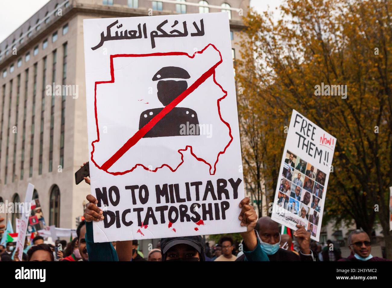 Washington, DC, USA, 30 Ottobre, 2021. Nella foto: I dimostranti partecipano a un raduno alla Casa Bianca durante una protesta contro il colpo di stato militare in Sudan. E' la prima tappa di una marcia dal Campidoglio all'ambasciata sudanese. Migliaia di persone provenienti da tutta la costa orientale degli Stati Uniti sono venute a Washington per partecipare alla manifestazione in solidarietà con decine di migliaia di persone che protestano in Sudan. Credit: Allison Bailey / Alamy Live News Foto Stock