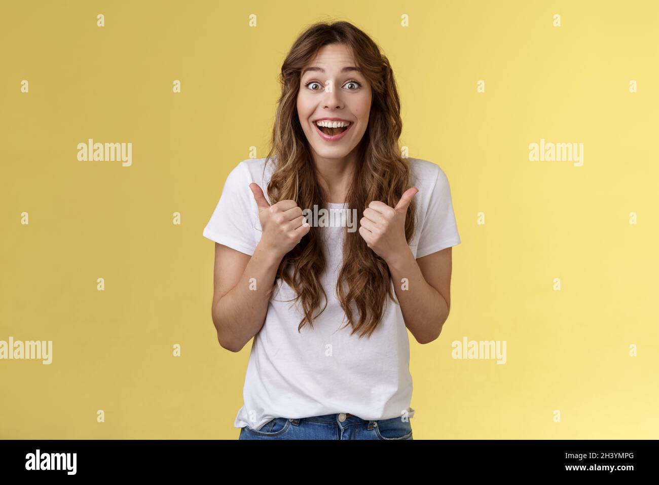 Vivace eccitato felice ragazza europea simpatica di supporto dare risposta positiva pensare evento impressionante sorridendo ampiamente mostrare thumbs-up Approv Foto Stock