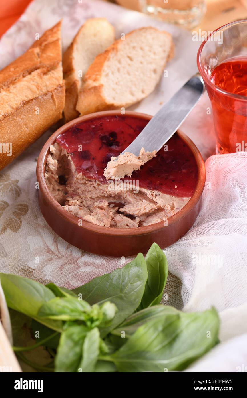 Piatto di pollo con gelatina di mirtilli Foto Stock