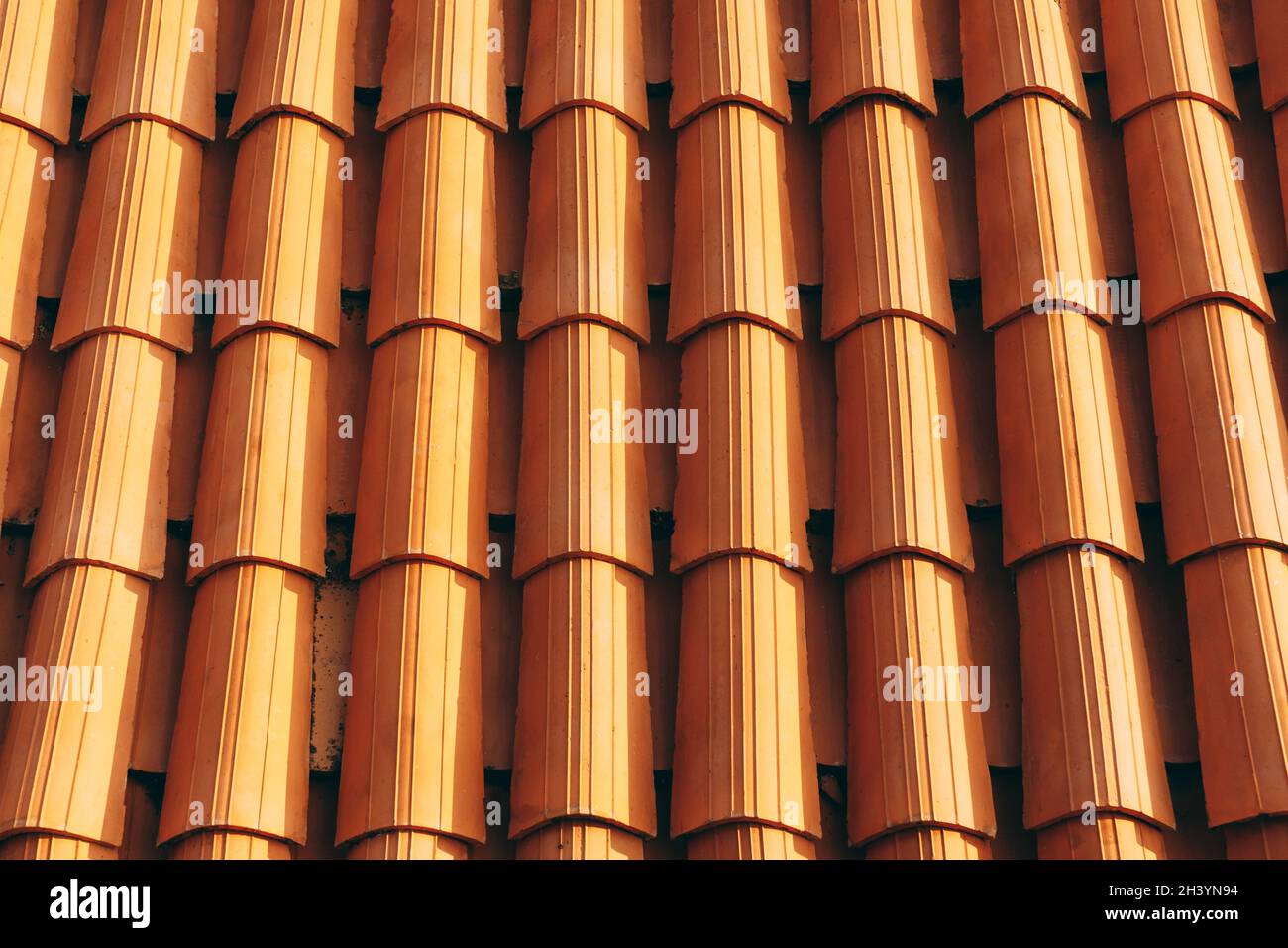 Nuove mattonelle marrone pulite sul tetto dell'edificio. Foto Stock